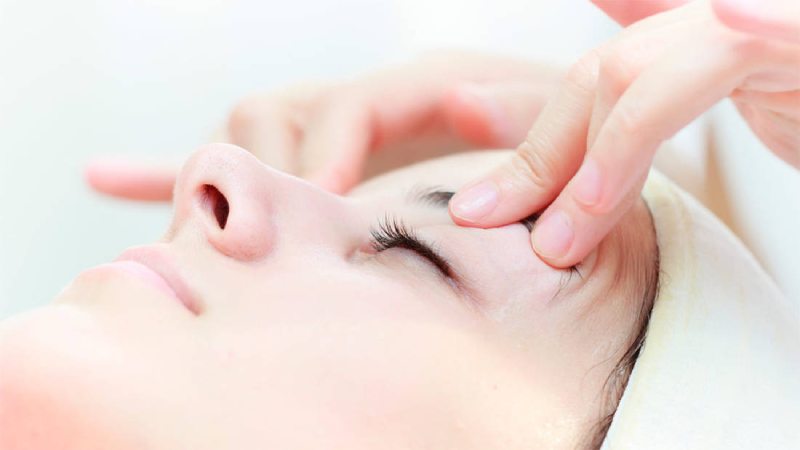 نکات مهم برای از بین پف بالای چشم با ماساژ