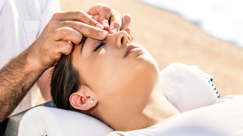 آموزش ماساژ برای از بین بردن پف بالای چشم