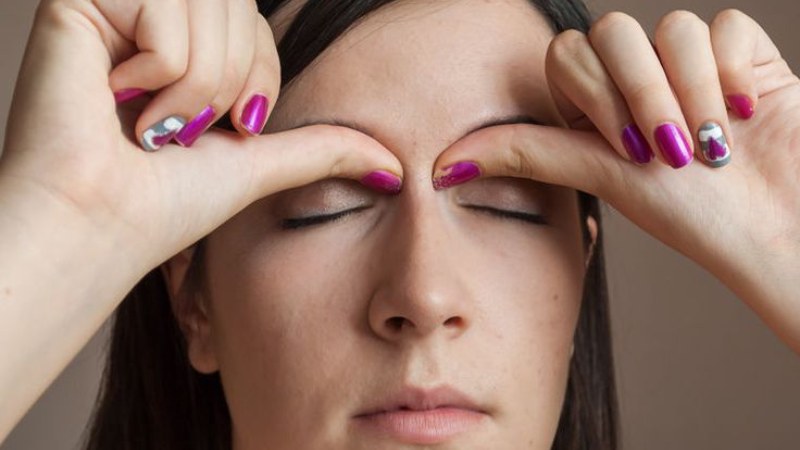 برای از بین بردن پف بالای چشم با ماساژ به چه کرم یا روغنی نیاز داریم؟