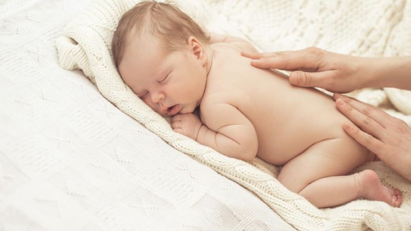 ماساژ نوزاد تازه متولد شده