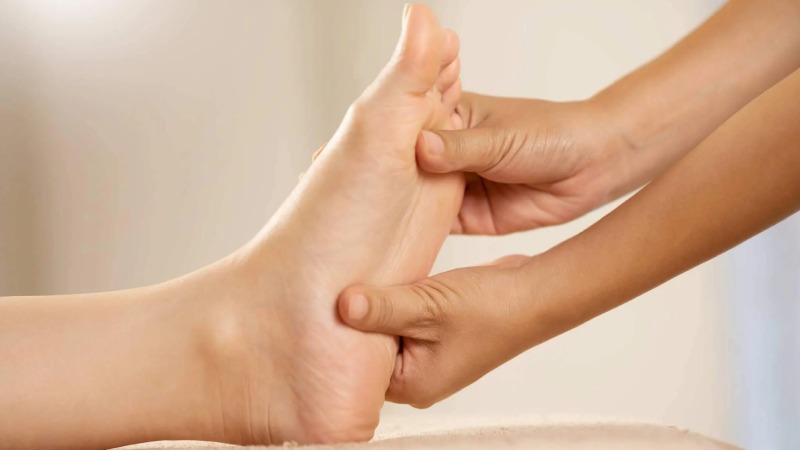 نکات مهم درمان معده درد با ماساژ کف پا