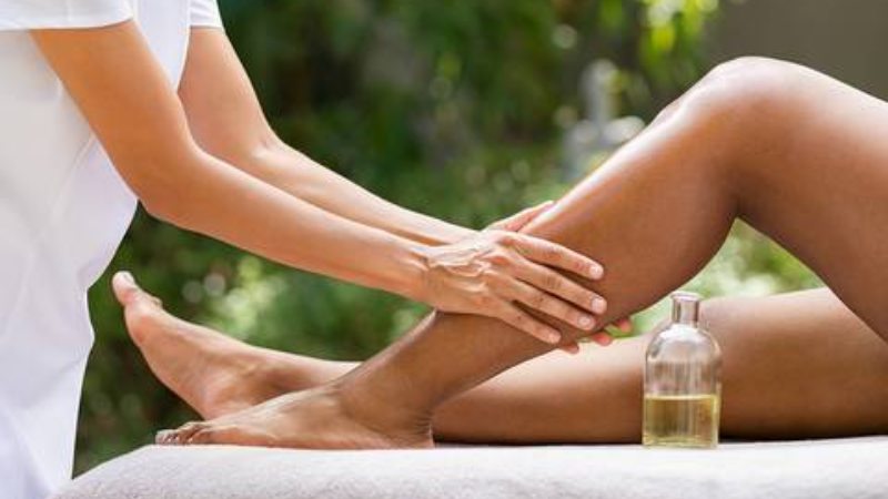 روغن بابونه برای ماساژ زانو درد