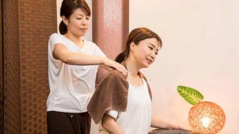 ماساژ چینی یکی از قدیمیترین شیوههای درمانی در طب سنتی شرق آسیاست که سابقهای هزارانساله دارد. این روش بر پایه اصولی مانند جریان انرژی «چی» (Qi) در بدن طراحی شده و هدف آن بازگرداندن تعادل بین جسم و ذهن است. ماساژ چینی علاوهبر نقش آرامسازی، در بهبود عملکرد اندامهای داخلی، کاهش درد و تقویت سلامت عمومی نیز کاربرد دارد. در این مقاله، با ماساژ چینی، تکنیکهای رایج، فواید مهم آن و مراحل ابتدایی یادگیری این روش آشنا خواهید شد. ماساژ چینی چیست؟ ماساژ چینی یکی از انواع ماساژ است که با نام توینا (Tui Na) نیز شناخته میشود، یکی از روشهای درمانی کلیدی در طب سنتی چین (TCM) است که ریشهای هزاران ساله دارد. این ماساژ بر پایه درک جریان انرژی حیاتی بدن، موسوم به "چی" (Qi)، طراحی شده و هدف آن بازگرداندن تعادل انرژی در بدن است. در این رویکرد، درمانگر با اعمال فشار، مالش، ضربهزدن و تکنیکهای خاص بر روی مسیرهای انرژی یا همان "مریدینها" تلاش میکند تا انسدادهای داخلی را برطرف کرده و عملکرد طبیعی اندامها را بازیابی کند. ماساژ چینی نهفقط یک روش آرامسازی بلکه ابزاری درمانمحور برای مشکلات فیزیکی و حتی برخی اختلالات روانی بهشمار میرود. تفاوت اصلی ماساژ چینی با ماساژهای غربی مانند سوئدی یا ریلکسیشن، در نگاه فلسفی و درمانی آن نهفته است. درحالیکه ماساژهای غربی عمدتاً به عضلات، اسکلت و تسکین دردهای جسمانی توجه دارند، ماساژ چینی به دنبال متعادلسازی انرژی و عملکرد اندامهای درونی از طریق کار بر روی کانالهای انرژی بدن است. این رویکرد نیازمند شناخت دقیق نقاط طب فشاری، سیستم اندامهای زانگفو (Zang Fu)، و رابطه میان روح و بدن است؛ مفاهیمی که در طب غربی جایگاهی ندارند. انرژی چی (Qi) چیست؟ در طب سنتی چین، «چی» (Qi) بهعنوان نیروی حیاتی و جریان انرژی در نظر گرفته میشود که تمامی فرآیندهای زیستی بدن را به حرکت درمیآورد. این انرژی در سراسر بدن از طریق مسیرهایی به نام مریدینها جریان دارد و مسئول حفظ تعادل فیزیولوژیکی و روانی انسان است. طبق باور طب چینی، زمانی که چی بهطور یکنواخت و بدون مانع در بدن حرکت میکند، فرد در سلامت کامل قرار دارد؛ اما هرگونه انسداد، کاهش یا بینظمی در این جریان میتواند زمینهساز درد، بیماری یا اختلال در عملکرد اندامها شود. در همین راستا، ماساژ چینی بهعنوان یکی از روشهای تنظیم جریان چی، با تحریک نقاط خاصی از بدن، به باز کردن انسدادها، تقویت انرژی حیاتی و بازگرداندن هماهنگی داخلی کمک میکند. فواید ماساژ چینی ماساژ چینی فقط یک تکنیک فیزیکی برای آرامسازی بدن نیست، بلکه ابزاری درمانمحور در طب سنتی چین است که فواید متعددی برای سلامت جسمی و روانی دارد. این نوع ماساژ با هدف بازیابی تعادل انرژی (چی)، به بهبود عملکرد اندامها، تسکین درد، کاهش استرس و ارتقاء سطح انرژی کمک میکند. بسیاری از افراد پس از جلسات منظم ماساژ چینی، احساس سبکی، تمرکز بیشتر و خواب باکیفیتتری را گزارش کردهاند. در ادامه، به برخی از مهمترین فواید ماساژ چینی اشاره میکنیم: افزایش انرژی و بهبود عملکرد عمومی بدن با تنظیم جریان انرژی چی، احساس خستگی کاهش مییابد و بدن پرانرژیتر میشود. این موضوع بهویژه در افرادی با سبک زندگی پرتنش یا کمتحرک محسوس است. ماساژ چینی بدن را از حالت رکود خارج کرده و سرزندگی ایجاد میکند. تسریع ریکاوری آسیبهای بافت نرم ماساژ چینی به تسکین دردهای عضلانی و ترمیم سریعتر تاندونها و رباطها کمک میکند. گردش خون موضعی را افزایش داده و باعث بازسازی سریعتر بافت آسیبدیده میشود. این ویژگی برای ورزشکاران یا افراد دارای آسیب فیزیکی بسیار مفید است. افزایش گردش خون و بهبود اکسیژنرسانی فشارهای ریتمیک در ماساژ چینی باعث بهبود جریان خون در بدن میشود. این فرایند به تغذیه بهتر سلولها و دفع مواد زائد کمک میکند. همچنین احساس سرما در اندامها یا خوابرفتگی کاهش مییابد. از بین بردن جای زخم و تسریع بازسازی پوست ماساژ چینی نواحی دارای اسکار یا جای زخم، به تحریک بازسازی سلولها کمک میکند. این فرایند ممکن است با بهبود جریان خون و تخلیه لنفاوی همراه باشد. همچنین با تداوم درمان، ظاهر پوست بهبود پیدا میکند. کمک به سلامت عاطفی و کاهش تنشهای روانی فشار روی نقاط خاصی از بدن باعث کاهش اضطراب و ایجاد حس آرامش میشود. ماساژ چینی میتواند خواب را بهبود دهد و سطح استرس روزانه را پایین بیاورد. این روش اغلب برای افرادی با اختلالات خلقی یا استرس مزمن توصیه میشود. تکنیکهای ماساژ چینی ماساژ چینی مجموعهای از تکنیکهای متنوع و هدفمند دارد که هرکدام با هدف خاصی روی مسیرهای انرژی (مریدینها) و اندامهای بدن اجرا میشوند. این تکنیکها شامل فشار، کشش، ضربه، مالش و چرخش هستند و بسته به وضعیت فرد، در نقاط خاصی مانند پشت، کف دست، پا یا مفاصل بهکار میروند. اجرای صحیح این حرکات نیازمند دانش آناتومی، شناخت مسیرهای انرژی و مهارت عملی بالا است. در ادامه با برخی از تکنیکهای متداول ماساژ چینی آشنا میشویم: تویینا (Tui Na) یکی از تکنیکهای پایه و پرکاربرد ماساژ چینی است که ترکیبی از فشار، مالش، لرزاندن و کشش عضلات را شامل میشود. در این روش، درمانگر از کف دست، انگشتان و گاهی آرنج برای اعمال نیرو استفاده میکند. حرکات تویی نا معمولاً در امتداد ستون فقرات، عضلات گردن و مفاصل انجام میشوند تا انسدادهای انرژی برطرف شوند. ژییا (Zhi Ya) تکنیک ژی یا مشابه طب فشاری است که تمرکز آن بر اعمال فشار ثابت و هدفمند با نوک انگشت یا شست روی نقاط خاص طب سوزنی (Acupoints) است. این فشار به شکل عمقی و در زمانهای کوتاه انجام میشود تا تحریک مستقیم مسیر انرژی انجام گیرد. این تکنیک معمولاً در کف دست، کف پا، بین ابروها یا اطراف مچ دست اعمال میشود. فشار با انگشتان (Finger Pressure) در این تکنیک، فشارهای متوالی و کنترلشده با استفاده از انگشت شست یا بند انگشتان در امتداد مریدینها یا روی گرههای عضلانی انجام میشود. این روش برای رفع گرفتگی، کاهش تنش و افزایش جریان چی در نقاط خاص کاربرد دارد. تکنیک فشار با انگاشتان اغلب در ناحیه گردن، شانهها، پشت و کف پا اجرا میشود. ضربات ملایم (Tapping or Percussion) درمانگر با نوک انگشتان، کف دست یا کناره آن ضربات ملایم و ریتمیکی را روی بدن وارد میکند. این ضربهها به آرامسازی عضلات، تحریک جریان خون و فعالسازی سیستم عصبی کمک میکنند. این حرکات معمولاً روی عضلات بزرگ مانند شانهها، رانها یا ستون فقرات استفاده میشود. حرکات چرخشی و کششی حرکات چرخشی و کششی ترکیبی از چرخاندن مفاصل، کشش آرام عضلات و حرکت دادن اندامها در دامنه طبیعی آنها هستند. درمانگر با اعمال این حرکات روی مفاصل بزرگ مثل شانه، زانو یا مچ پا، دامنه حرکتی را افزایش داده و انسدادهای انرژی را باز میکند. تکنیکهای کششی به بازسازی تعادل بدنی و افزایش انعطافپذیری کمک میکنند. ماساژ چینی برای چه کسانی مناسب است؟ ماساژ چینی بهدلیل ماهیت درمانی و انرژیمحور خود، میتواند برای طیف وسیعی از افراد مفید باشد؛ بهویژه کسانی که به دنبال بهبود عملکرد بدن، کاهش درد یا افزایش آرامش هستند. البته این روش درمانی همانقدر که مؤثر است، نیازمند بررسی وضعیت فردی نیز هست؛ چراکه در برخی شرایط خاص ممکن است ماساژ چینی مناسب نباشد یا نیاز به احتیاط داشته باشد. در ادامه به مهمترین گروههای مناسب برای دریافت ماساژ چینی و موارد احتیاطی اشاره میکنیم: افراد دچار استرس و تنش مزمن : ماساژ چینی با کاهش تنشهای عضلانی و تحریک نقاط آرامسازی، به تنظیم سیستم عصبی کمک میکند و استرسهای مزمن را کاهش میدهد. افراد با دردهای مزمن، بهویژه کمردرد و گردندرد : تکنیکهای فشاری و کششی ماساژ چینی در کاهش التهاب و بهبود عملکرد عضلات نقش مؤثری دارد. افراد دارای اختلال خواب یا بیخوابی : این نوع ماساژ با ایجاد تعادل در چی و کاهش هیجانات ذهنی، به بهبود کیفیت خواب و کاهش بیقراری شبانه کمک میکند. افرادی با مشکلات گوارشی مانند نفخ، یبوست یا ضعف معده : ماساژ در نواحی شکمی میتواند با تحریک مریدینهای مرتبط با سیستم گوارش، عملکرد روده و معده را بهبود بخشد. کسانی که احساس بیانرژی، خستگی یا ضعف عمومی دارند : تنظیم جریان انرژی چی در سراسر بدن باعث افزایش انرژی، نشاط و بهبود توان بدنی در طول روز میشود آموزش ماساژ چینی ماساژ چینی (تویینا) بر پایه تکنیکهایی دقیق و هدفمند بنا شده که نیازمند آشنایی با مسیرهای انرژی، نقاط فشار و حرکات ایمن بدنی است. در اجرای صحیح این ماساژ، رعایت ترتیب مراحل و شناخت محل اجرای هر تکنیک اهمیت زیادی دارد. مراحل آموزش ماساژ زیر را برای یادگیری ماساژ چینی دنبال کنید : شروع با حرکات ملایم گرمکننده روی پشت و شانهها با کف دست بهآرامی سطح بدن (خصوصاً شانه و پشت) را مالش دهید تا بدن گرم شده و گردش خون شروع به تحریک کند. این مرحله حدود ۲ تا ۵ دقیقه طول میکشد و فشار باید سطحی و آرام باشد. استفاده از فشار با انگشتان روی مریدینها با استفاده از شست یا بند انگشتان، فشارهای عمقی روی مسیرهای انرژی (مانند دو طرف ستون فقرات یا خطهای بازو و پا) وارد کنید. فشار باید یکنواخت و ریتمدار باشد و هر نقطه حدود ۵ تا ۱۰ ثانیه نگهداشته شود. اعمال حرکات کششی ملایم در مفاصل و عضلات اصلی دستها، پاها و گردن را بهآرامی بکشید؛ بدون درد یا فشار زیاد. این مرحله کمک میکند انرژی گیرکرده در مفاصل آزاد شود و دامنه حرکتی افزایش یابد. اجرای تکنیک ضربهزنی ملایم با نوک انگشتان یا کناره کف دست ضربات آرام و منظم به پشت، بازو یا رانها وارد کنید. این حرکت به تحریک جریان خون و بیدارسازی نقاط خاص انرژی کمک میکند. ماساژ عمیق عضلات با کف دست و آرنج (تویینا) در عضلات بزرگ مانند کمر، شانه یا رانها از فشار عمیقتری با کف دست یا حتی آرنج استفاده کنید. این تکنیک برای گرفتگی عضلانی و دردهای مزمن مؤثر است. مراقب باشید که فشار بیشازحد باعث درد یا کبودی نشود. تمرکز ویژه روی کف پا و دست (نقاط بازتابی) ماساژ چینی اهمیت زیادی برای کف پا و کف دست قائل است. با انگشت شست روی این نواحی فشار نقطهای وارد کنید، چون بازتاب بسیاری از اندامهای داخلی در این نقاط وجود دارد. پایانبندی با ماساژ آرام و حرکات خنثیسازی انرژی ماساژ را با حرکات سطحی و بسیار آرام در سراسر بدن به پایان برسانید. این کار به بازگشت بدن به حالت تعادل کمک میکند و ذهن را برای پایان جلسه آماده میسازد. سخن پایانی ماساژ چینی با تکیه بر فلسفه انرژی حیاتی (چی) و تکنیکهای فشاری خاص، روشی عمیق و هدفمند برای بهبود سلامت جسم و آرامسازی ذهن بهشمار میرود. این نوع ماساژ نهتنها به افزایش انرژی و کاهش تنشهای عضلانی کمک میکند، بلکه بهعنوان مکملی در درمان اختلالات خواب، استرس و دردهای مزمن نیز کاربرد دارد. با توجه به نیاز به دانش دقیق آناتومی و شناخت مسیرهای انرژی، انجام این ماساژ باید توسط افراد آموزشدیده یا در مراکز معتبر انجام شود تا ایمنی و اثربخشی آن تضمین گردد.