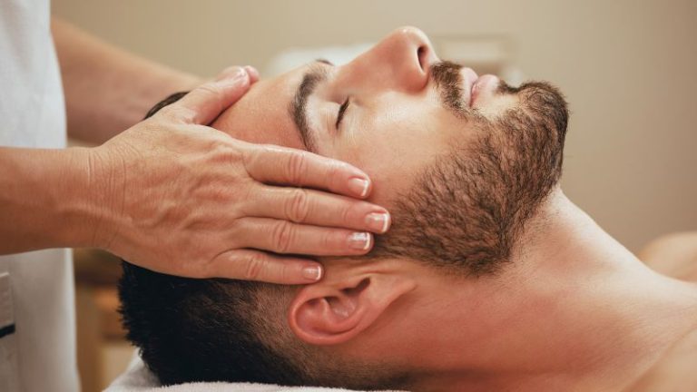 ماساژ سر قبل خواب؛ راهی طبیعی برای خوابی عمیق و آرام