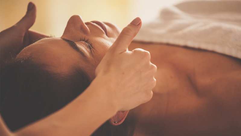 چه کسانی بیشتر به ماساژ سر قبل خواب نیاز دارند؟
